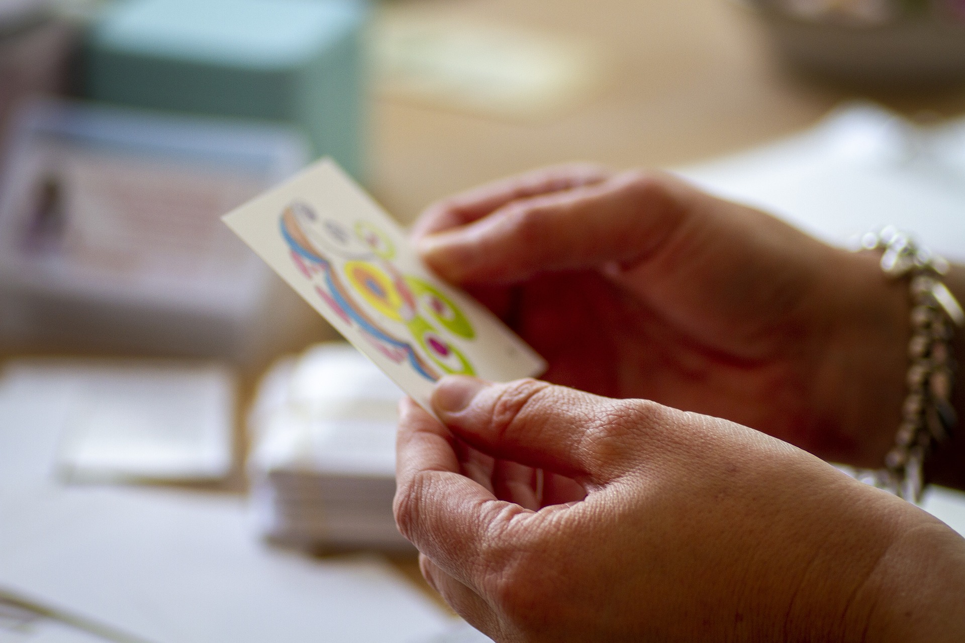 tarot_card_hand